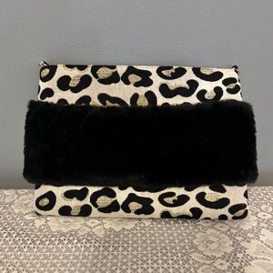 AMERICA & BEYOND FAUX FUR CLUTCH |CHILLY CHEETA